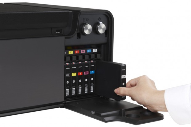 Die Tintentanks des  Pixma Pro-1 lassen sich von vorn entnehmen. (Bild: Canon)